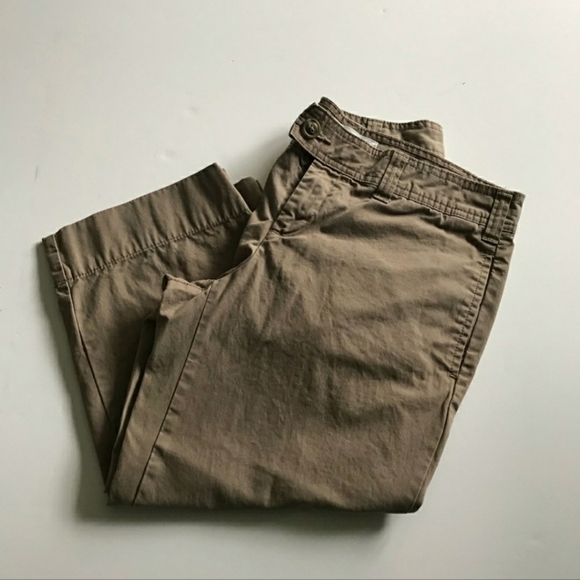 Gap Favorite Khaki Capri Chino Shorts Pants Woman's Size 6 Tan Brown EUC - Picture 2 of 5
